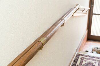 廊下に手すりを設置することによりバリアフリー化（出典：PIXTA）