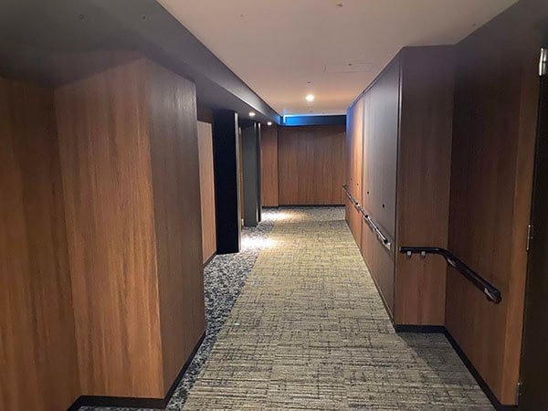 晴海フラッグの賃貸棟「ポートビレッジ」の建物内の廊下（筆者撮影）