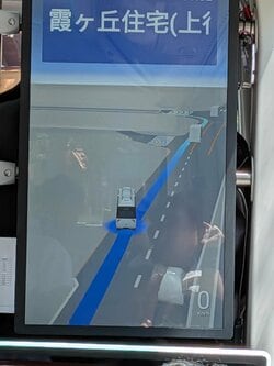 事故当時の車内モニター画像。道を外れたことは認識していたようだ（著者撮影）
