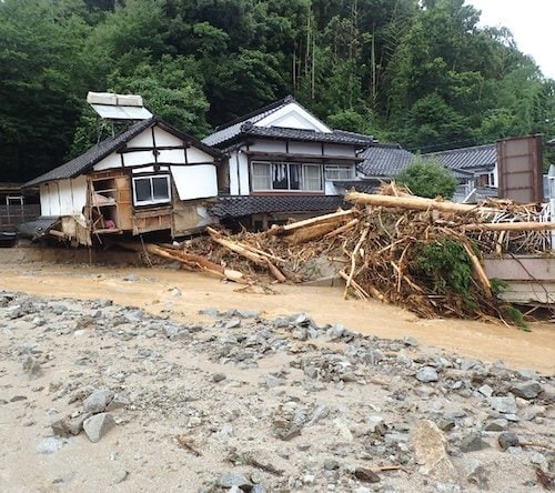 2017年豪雨による家屋被害と流木（福岡県朝倉市）の被害の様子