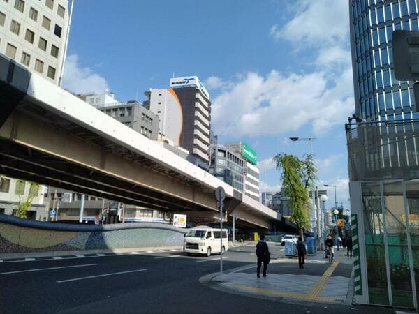 グランドメゾン西天満四丁目タワー北側の様子（撮影：筆者）