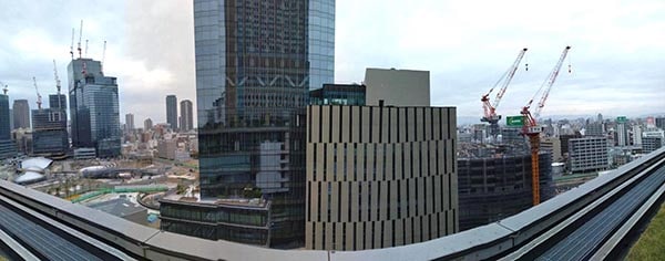 グランフロント大阪から現地をワイドスクリーン撮影。左が南、右が北。真ん中のビルが北街区賃貸棟（筆者撮影）