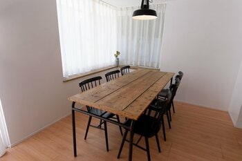 ペンダントライトが食卓を柔らかく照らす（出典：PIXTA）