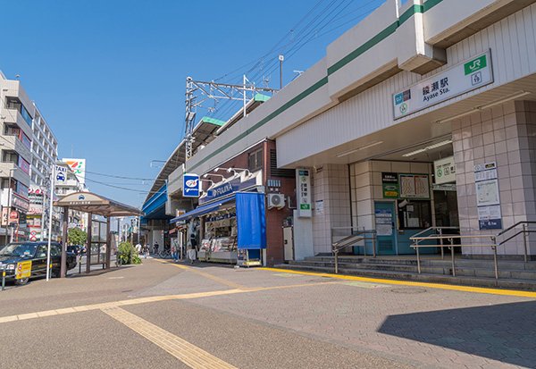 綾瀬駅入り口（画像出典：PIXTA）
