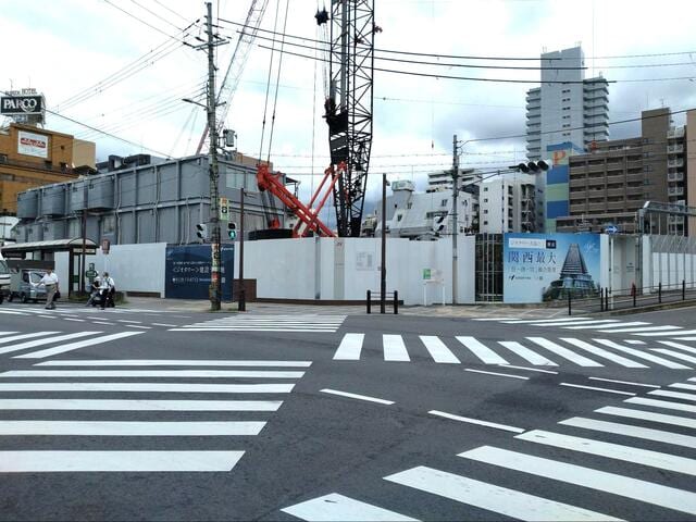 「ジオタワー大阪十三」建設地前の交差点（筆者撮影）