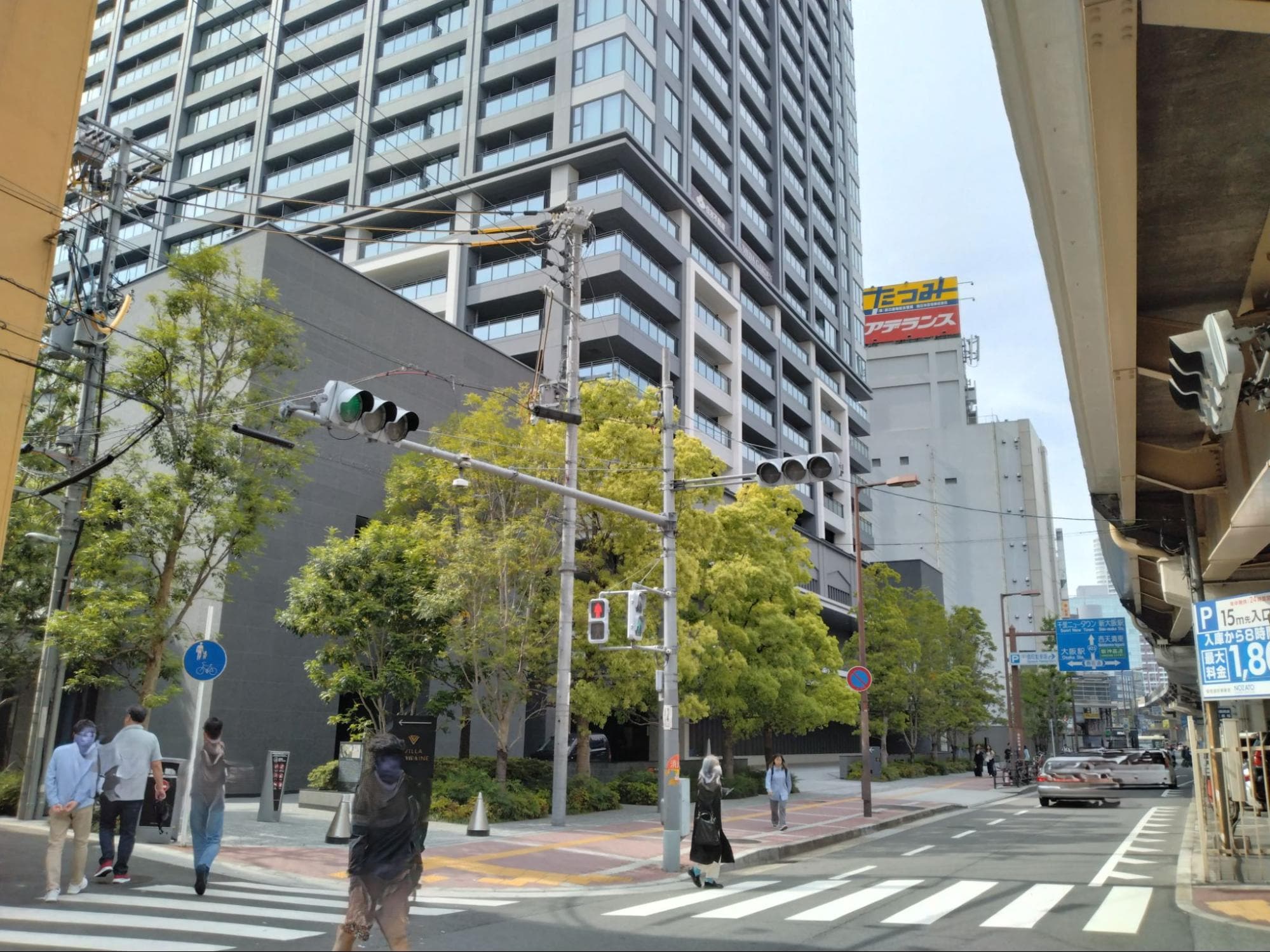 現地東側、右が新御堂筋（筆者撮影）