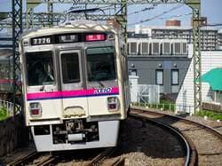 京王線調布駅で特急に乗り換えできる（出典：PIXTA）