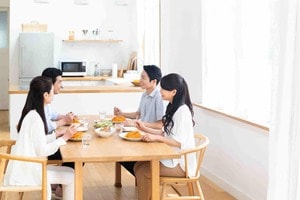 住宅ローン借り換えを検討する4人家族