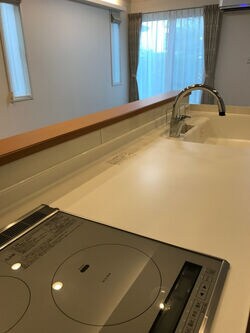 カウンター付きのアイランドキッチン