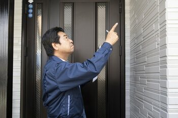 身近なリフォーム業者に相談するとよい（出典：PIXTA）