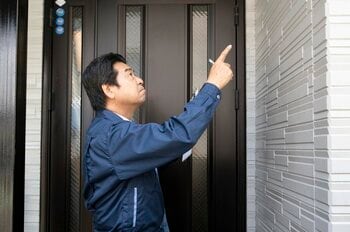 身近なリフォーム業者に相談するとよい（出典：PIXTA）