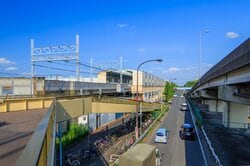 駅前も閑静で落ち着いた雰囲気の西高島平駅（出典：PIXTA）