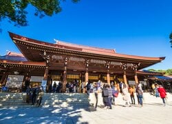 北参道駅付近にある明治神宮（画像：PIXTA）