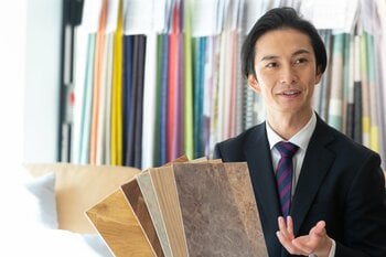 壁紙はデザインが豊富なビニールクロスを採用するのも良い（出典：PIXTA）