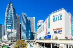高層ビルが多く立ち並ぶ新宿区（出典：PIXTA）