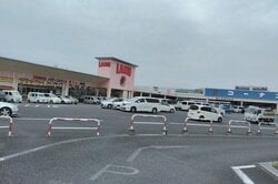 駐車場が広い「ラムー」と「コーナン」