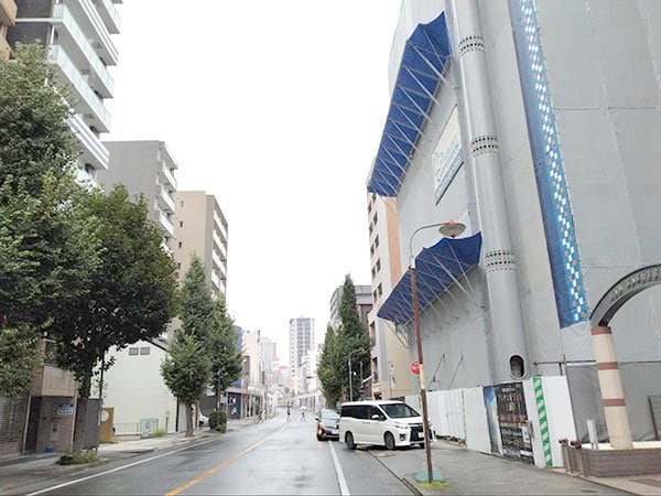「プレサンス ジェネ上前津」現地、現地の西側を通る、接面道路の様子（筆者撮影）