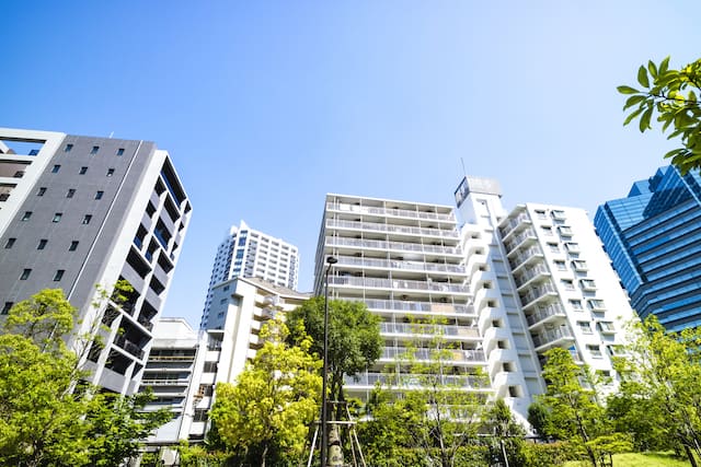 不動産投資をイメージした高層ビル