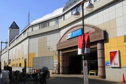 喜多見駅は小田急小田原線の駅（出典：PIXTA）