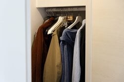 洋服の荷解きも直近で着る予定のものから収納していく。