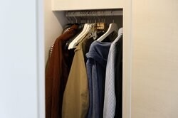 洋服の荷解きも直近で着る予定のものから収納していく。