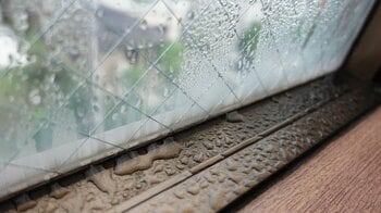 冬の結露にも要注意（出典：PIXTA）